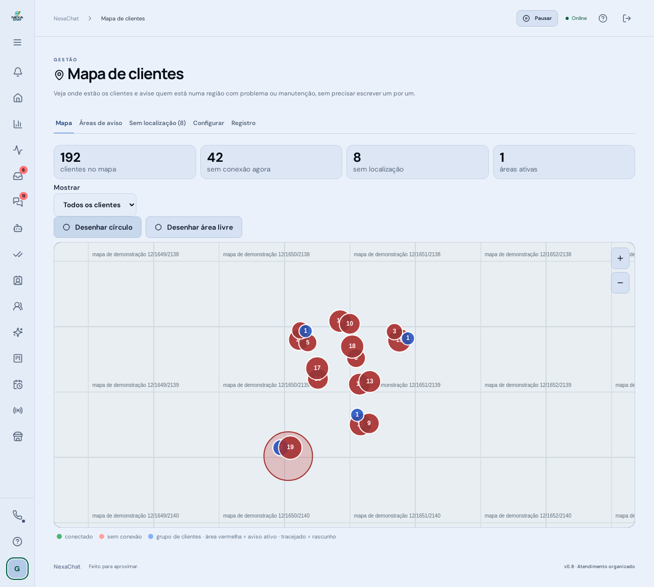 Mapa de clientes: grupos de clientes (vermelho = há clientes sem conexão), a área de aviso ativa e os totais. O mapa de fundo é de demonstração.